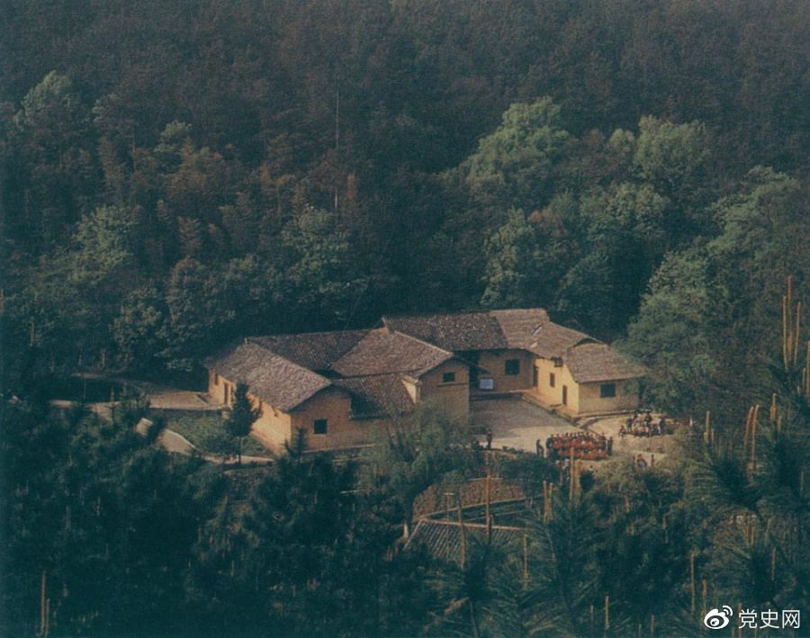 毛澤東故居——湖南省湘潭縣韶山?jīng)_上屋場(chǎng)。1893年12月26日，毛澤東在這里誕生。