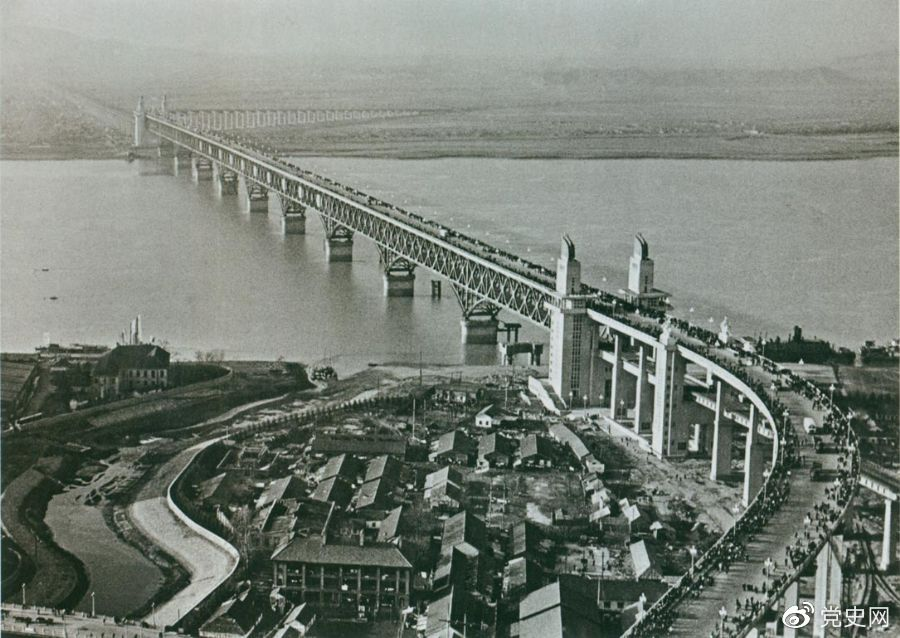 1968年12月29日， 南京長江大橋全面建成通車。這是當時中國自行設計建造的最大的鐵路、公路兩用橋。